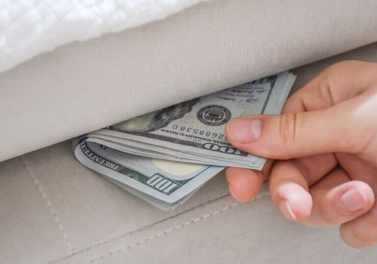 How-Much-Cash-Should-You-Have-On-Hand-01